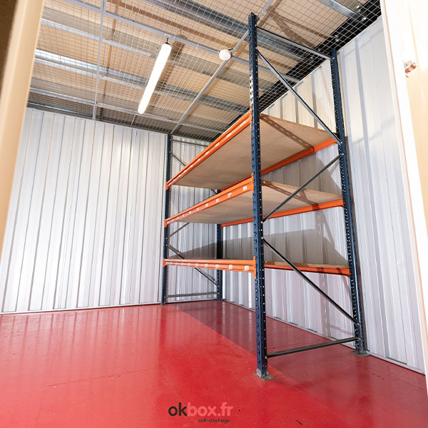 okbox le mans amenagement de box self stockage photo d'une étagère présente dans le box de self stockage