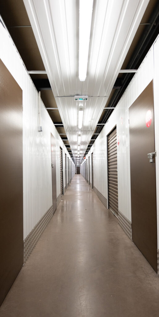 garde meuble laval services box stockage Photo du couloir du site de self stockage avec les differents boxs de stockage