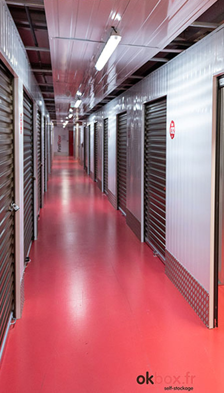 Photo du couloir du site de self stockage avec les differents boxs de stockage 
