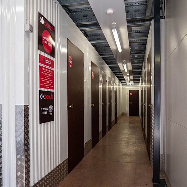 Photo des boxs de stockage vu de l’intérieur 