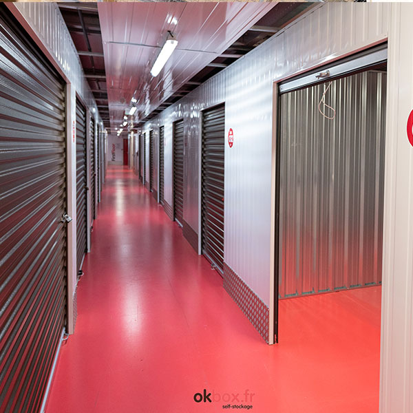 Photo du couloir du site de self stockage avec les differents boxs de stockage 