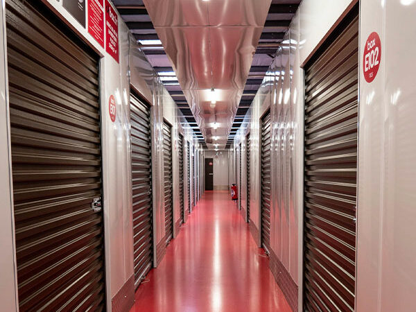 Photo des boxs de stockage vu de l’intérieur 