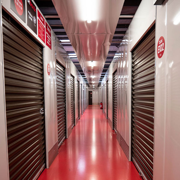 Photo des boxs de stockage vu de l’intérieur 