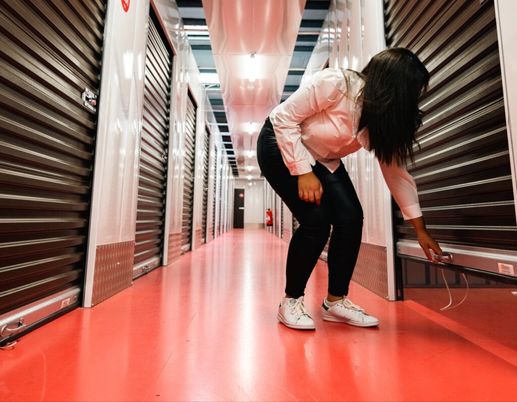 photo du site manager du centre de self stockage fermant les boxs de stockage
